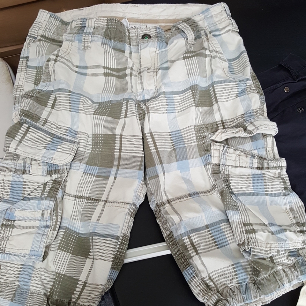 Plaid men's cargo shorts